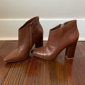 Leather heeled booties “Pour la Victoire”